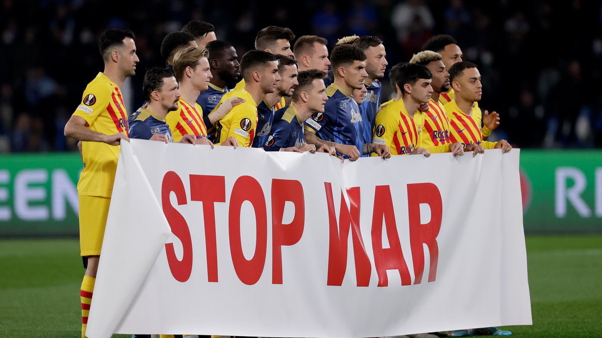 Piłkarze Barcelony i Napoli pozowali przed meczem Ligi Europy z plakatem z napisem "stop war"