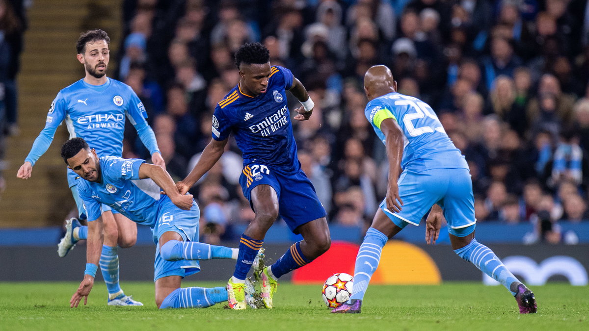 Vinicius Jr w pojedynku z piłkarzami Manchesteru City