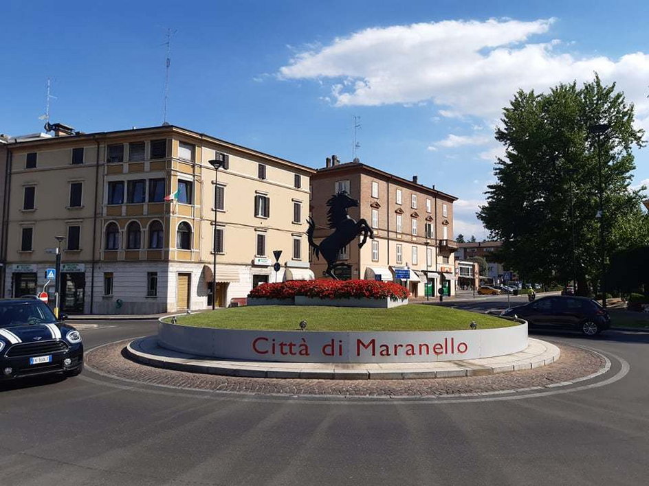 Symbol Ferrari na jednym z rond w Maranello (Emilia-Romania)