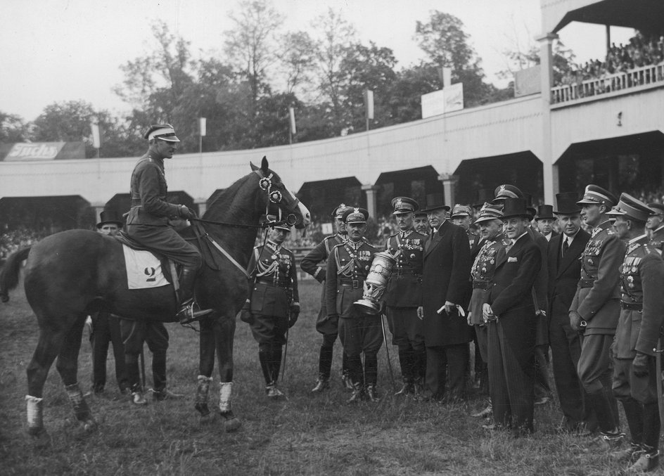 W czerwcu 1933 roku Kazimierz Szosland na koniu Ali wygrał międzynarodowe zawody w warszawskich Łazienkach Królewskich. Nagrodę odebrał od Prezydenta RP Ignacego Mościckiego. 