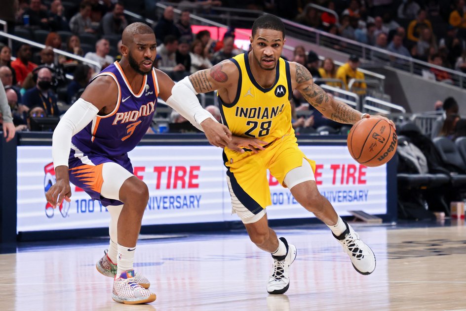 Keifer Sykes e a lenda da NBA Chris Paul
