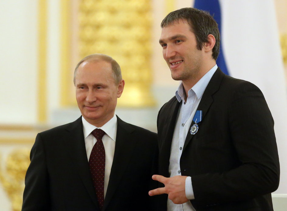 Władimir Putin i gwiazda NHL Aleksand Owieczkin w 2014 r.