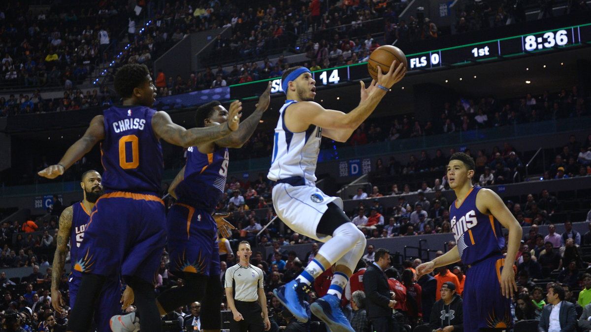 Seth Curry (w środku)