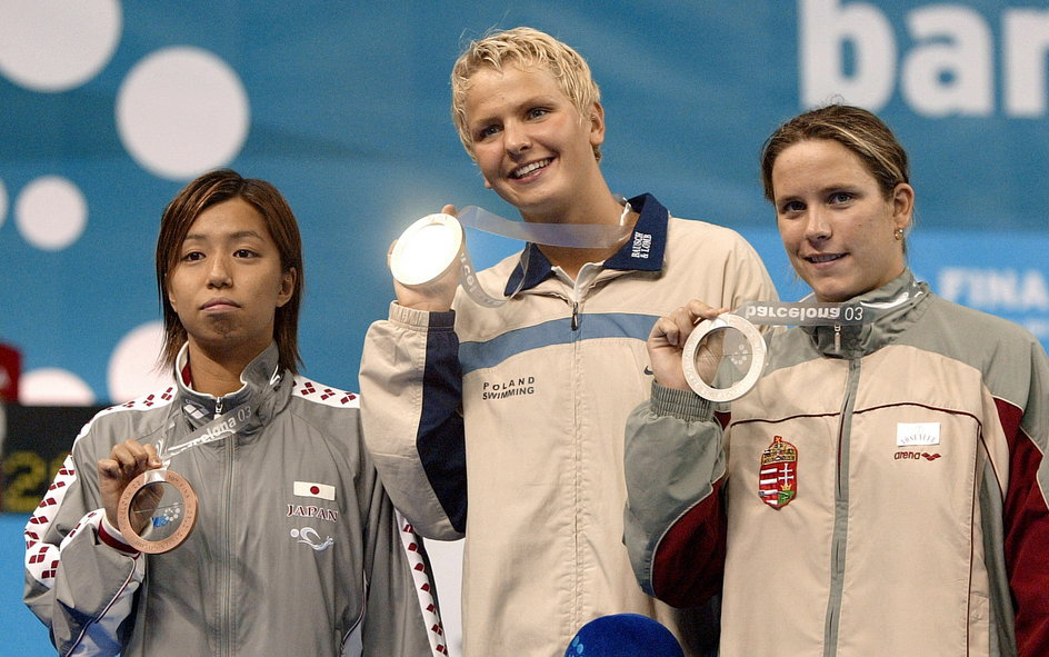 Medalistki MŚ 2003 na 200 m st. motylkowym. Od lewej: Yuko Nakanishi, Otylia Jędrzejczak i Eva Ristztov.