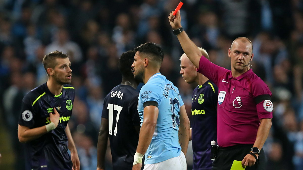 Morgan Schneiderlin (Everton) i sędzia Bobby Madley