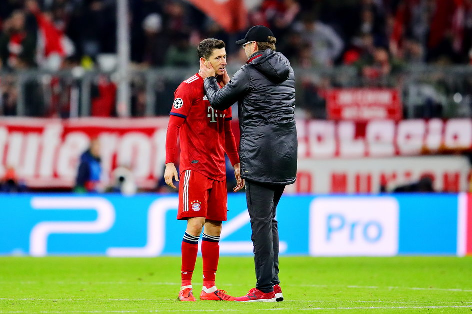 Juergen Klopp (z prawej) i Robert Lewandowski (z lewej) już jako trener Liverpoolu i piłkarz Bayernu