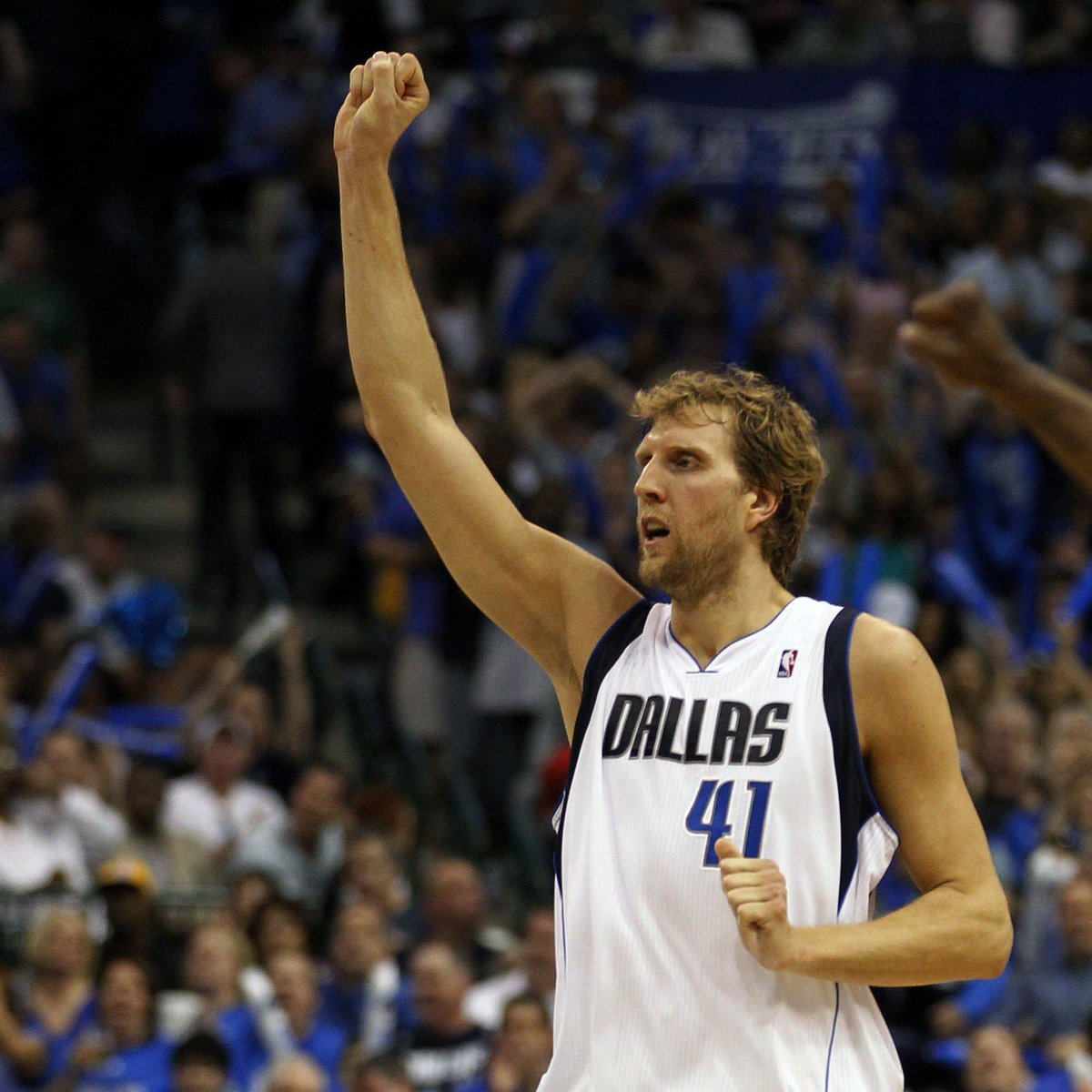 Dirk Nowitzki (L)