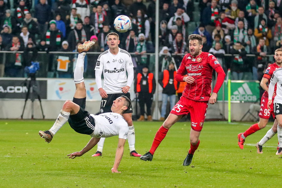 Patryk Sokołowski strzela przewrotką w ostatniej minucie meczu z Widzewem.