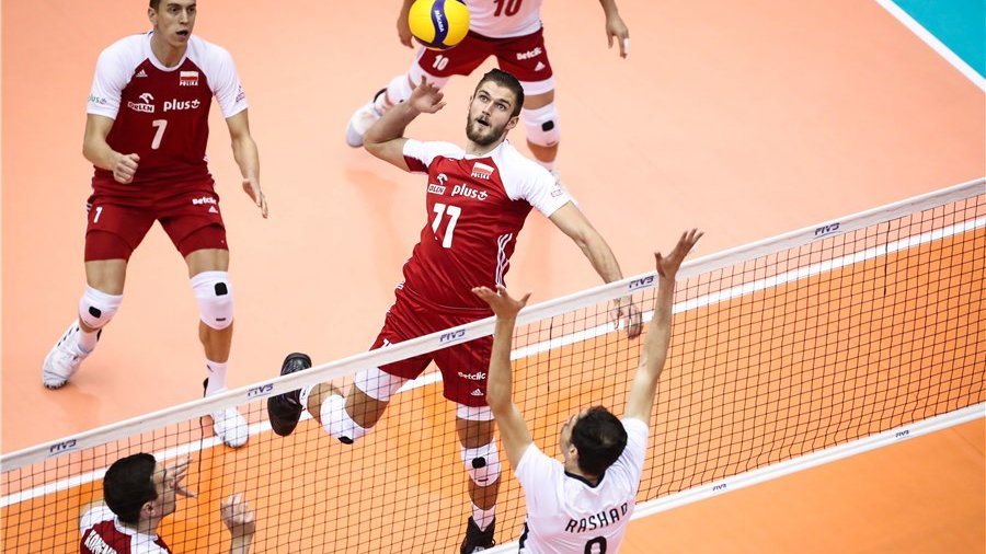 Atakuje Karol Kłos (fot. FIVB)