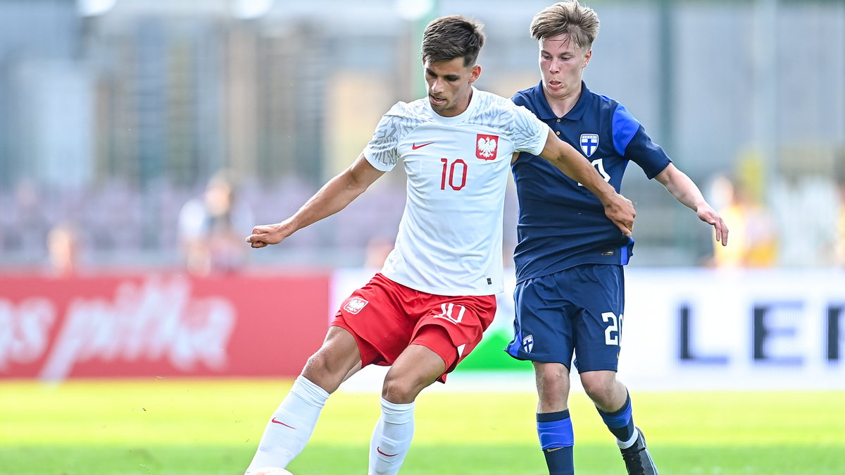 Filip Marchwiński (z lewej). (Polska U-21 - Finlandia U-21, 15.06.2023 r.).