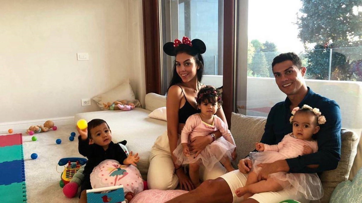 Georgina Rodriguez i Cristiano Ronaldo z dziećmi