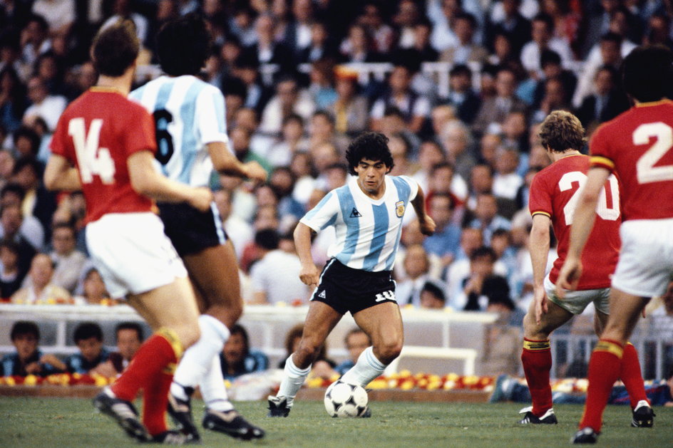 Diego Maradona podczas meczu Argentyna-Belgia na MŚ w 1982 r. 