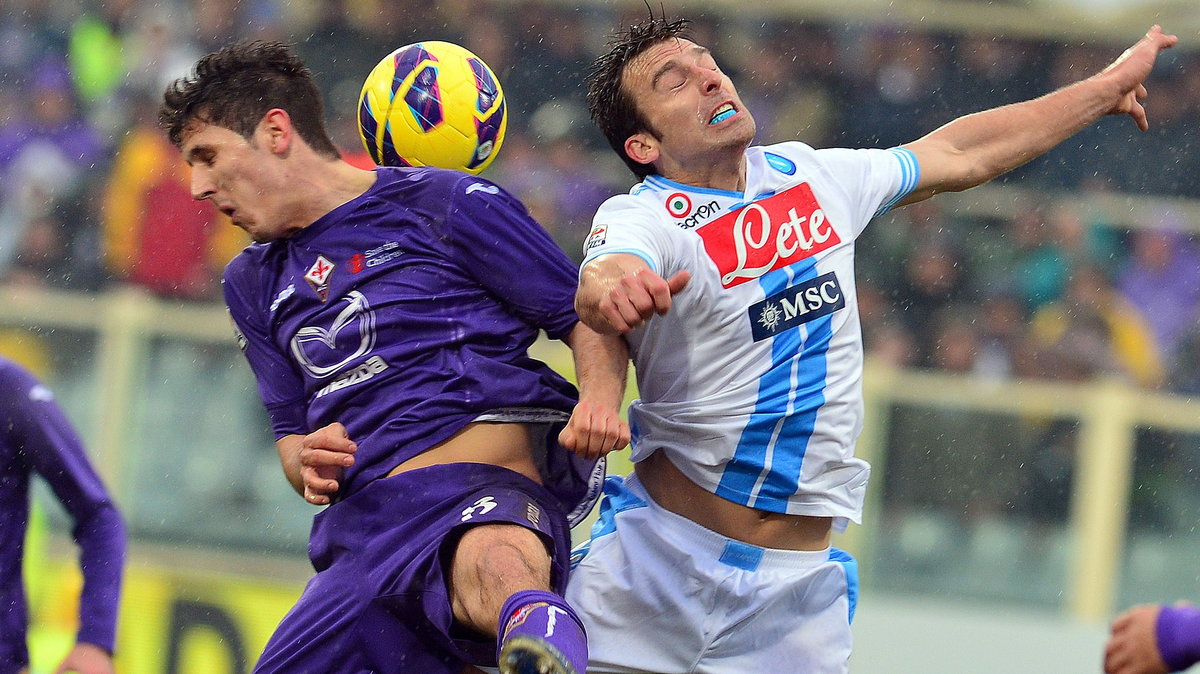 Stevan Jovetic i Christian Maggio walczą o piłkę. Fiorentina-Napoli 1:1