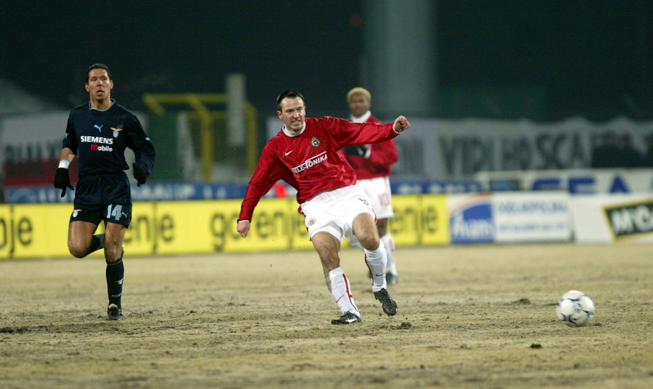 Rok 2003. Diego Simeone i Maciej Żurawski podczas rewanżowego spotkania Wisły Kraków z Lazio Rzym (1:2) w ramach 4. rundy Pucharu UEFA.
