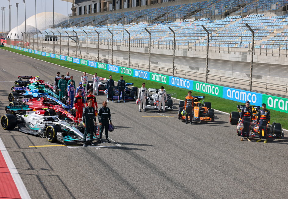 Tegoroczna stawka kierowców F1 podczas testów w Bahrajnie (10 marca 2022 r.)
