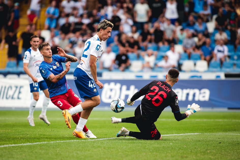 Kai Meriluoto próbujący dobić piłkę po strzale Domańskiego (na dalszym planie) podczas meczu z Piastem Gliwice (0:0)