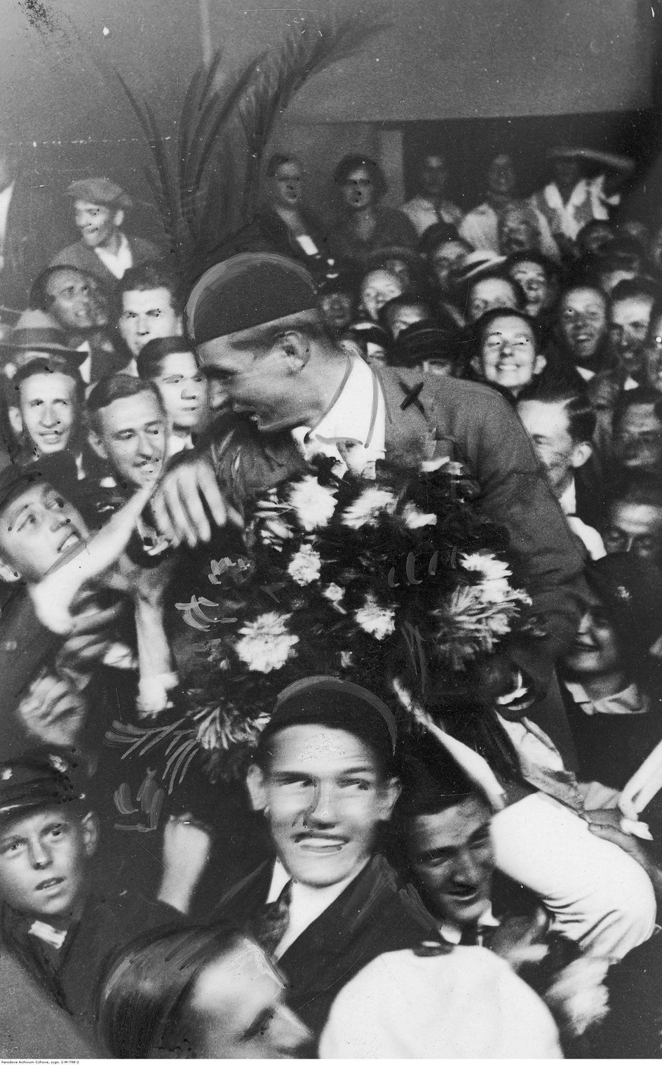 Zdobywca srebrnego medalu w konkurencji dwójki ze sternikiem i brązowego medalu w konkurencji czwórki ze sternikiem) wioślarz Jerzy Braun (w czepku) niesiony na rękach kibiców. 