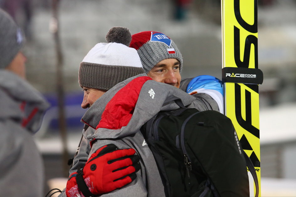 Kamil Stoch i Adam Małysz. Gdy obaj skakali na nartach, nie mieli ze sobą zbyt bliskiego kontaktu. Z powodu różnicy wieku, ale też dlatego, że Kamil był raczej zamknięty w sobie.