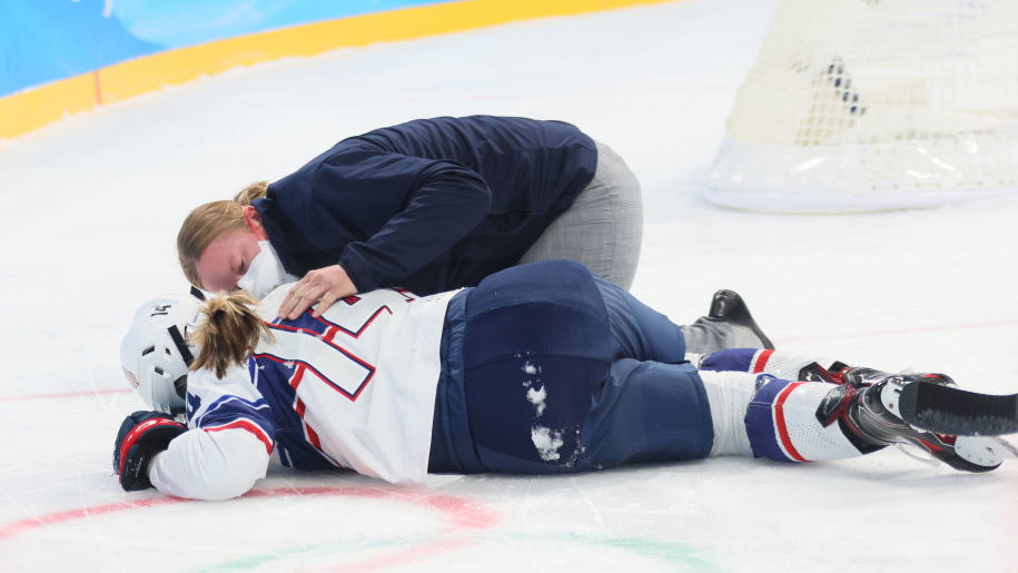 Brianna Decker zaliczyła groźny upadek podczas meczu hokeja na lodzie i została zwieziona na noszach