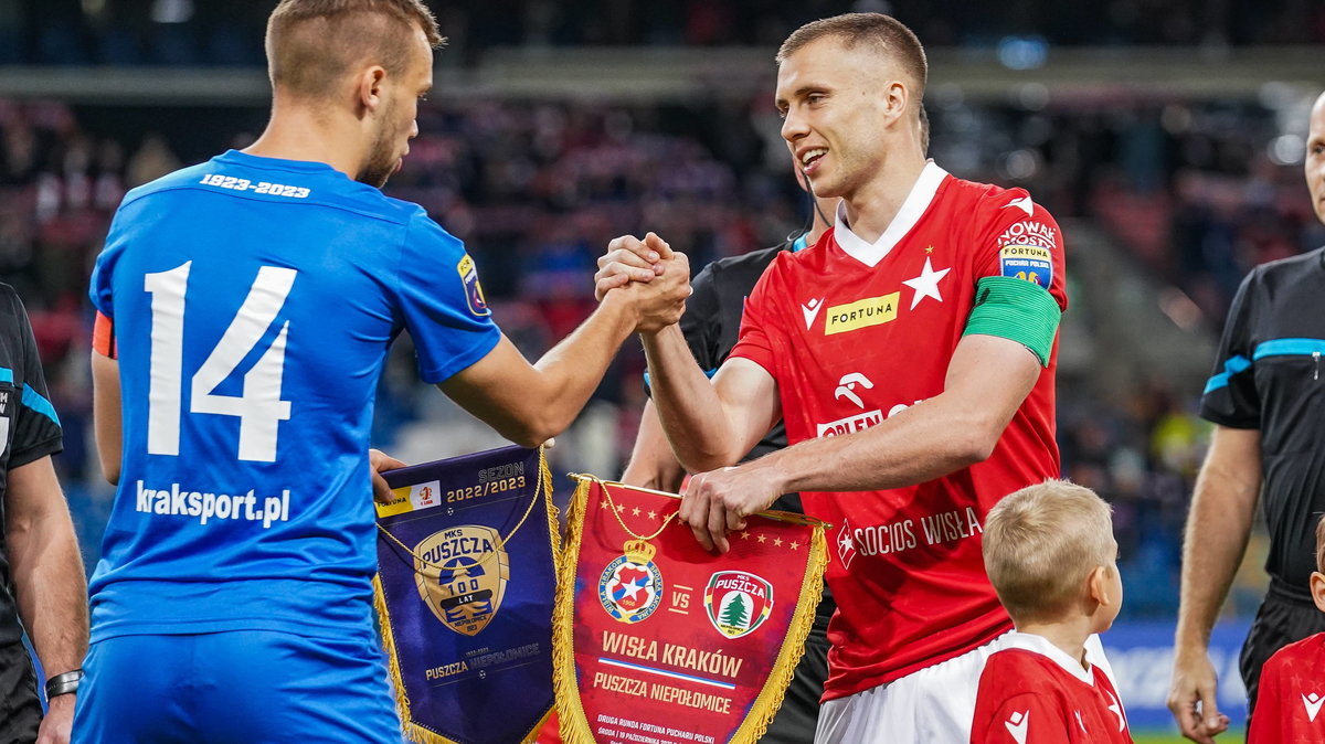 Fortuna I liga. Przywitanie kapitanów przed meczem Wisła Kraków – Puszcza Niepołomice