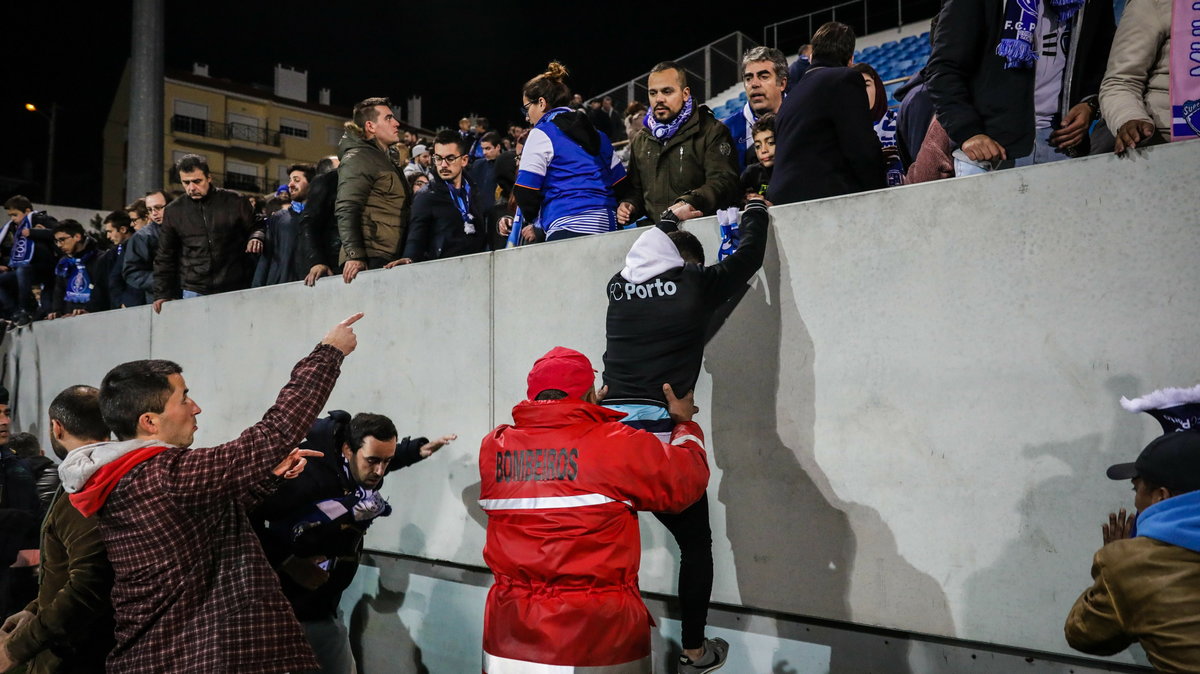 Kibice FC Porto opuszczają trybunę