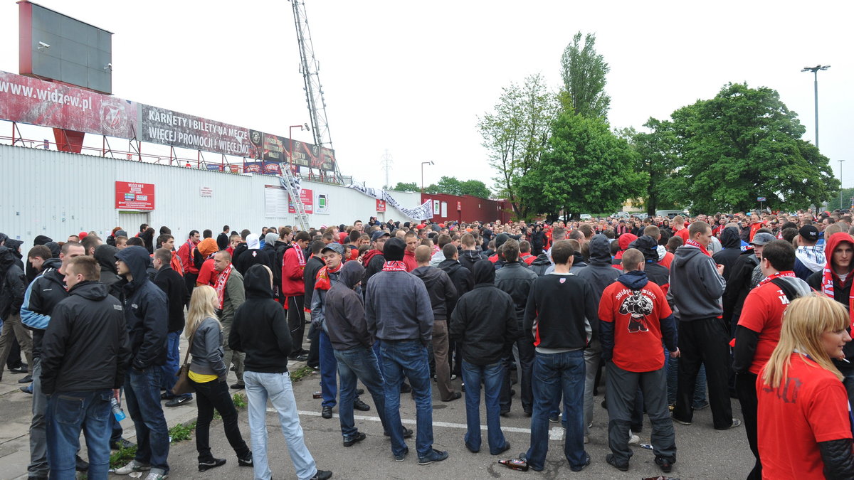 Kibice przed zamkniętym stadionem Widzewa Łódź