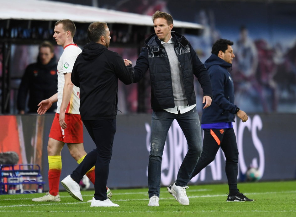 Julian Nagelsmann to wymarzony kandydat do zastąpienia Hansiego Flicka w Monachium. Bayern musiałby zapłacić za niego od 15 do 20 mln euro, ale nawet ta kwota nie musi skłonić szefów RB Leipzig do sprzedaży swojego szkoleniowca. 