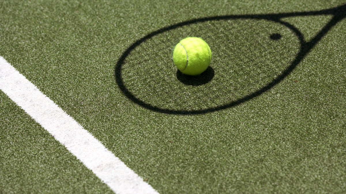 Piłka tenisowa i cień rakiety