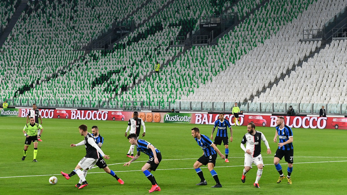 Pusty stadion Juventusu Turyn w meczu z Interem Mediolan