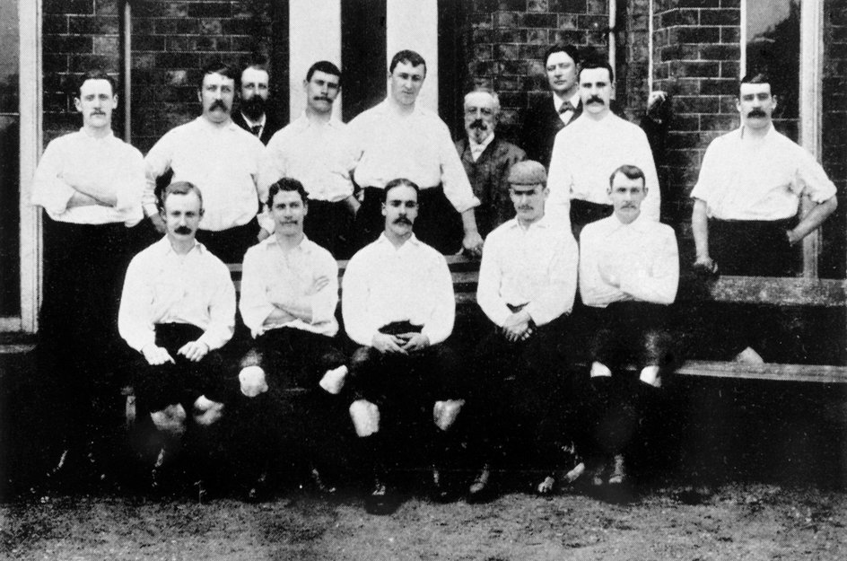 Preston North End z 1889 roku. Pierwsi oficjalni mistrzowie Anglii. W górnym rzędzie od lewej: Dr Robert Mills-Roberts, Johnny Graham, Bob Holmes, David Russell, Bob Howarth, Geordie Drummond. Dolny rząd: Sammy Thomson, Fred Dewhurst, John Goodall, Jimmy Ross, Jack Gordon.