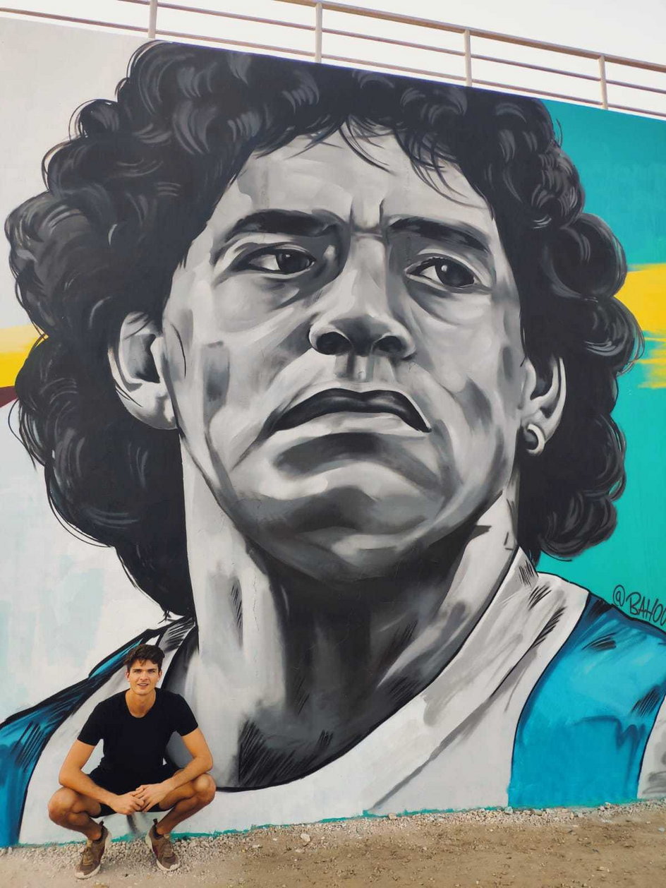 Siatkarz przy muralu Diego Maradony - ikonicznej postaci dla środowych rywali Polaków