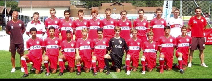 Zdjęcie młodzieżowej drużyny VfB Stuttgart z 2009 roku. Gergo Kocsis to najwyższy zawodnik w górnym rzędzie. Serge Granbry klęczy trzeci od lewej, a Joshua Kimmich trzeci od prawej.