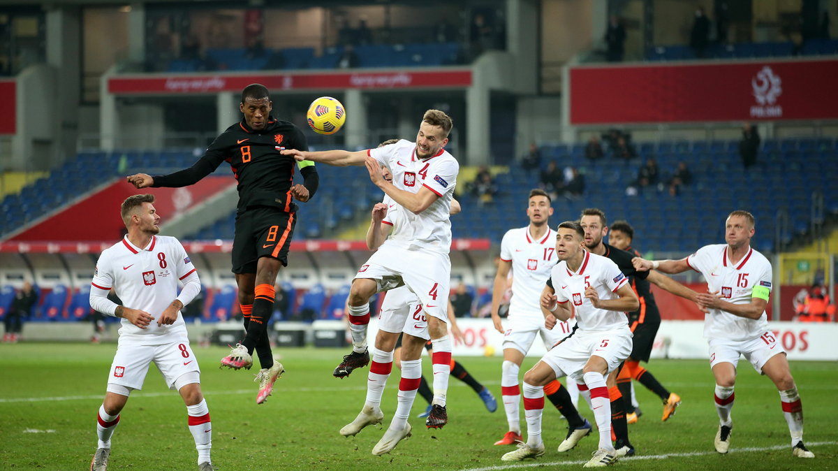 Georgino Wijnaldum strzela zwycięskiego gola dla Holandii. Reprezentacja Polski skończyła rok 2020 dwiema porażkami.