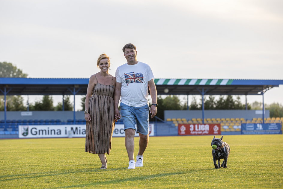 Rodzice Jana Bednarka - Beata i Daniel na boisku Ośrodka Sportu i Rekreacji w Kleczewie