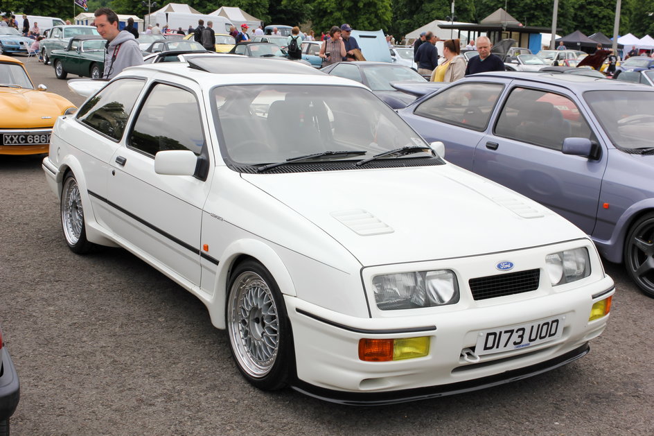 Ford Sierra był jednym z pierwszych samochodów, którymi na klubowe treningi w Polsce przyjeżdżał Robert Lewandowski