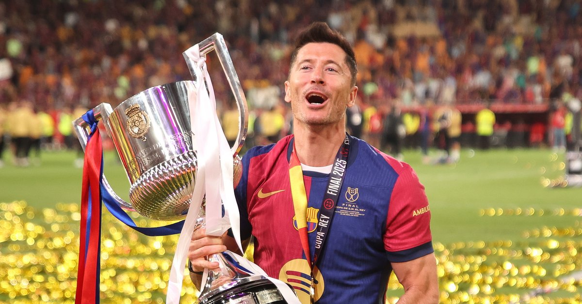 Tuż po meczu Robert Lewandowski sięgnął po telefon. Zdjęcie hitem sieci