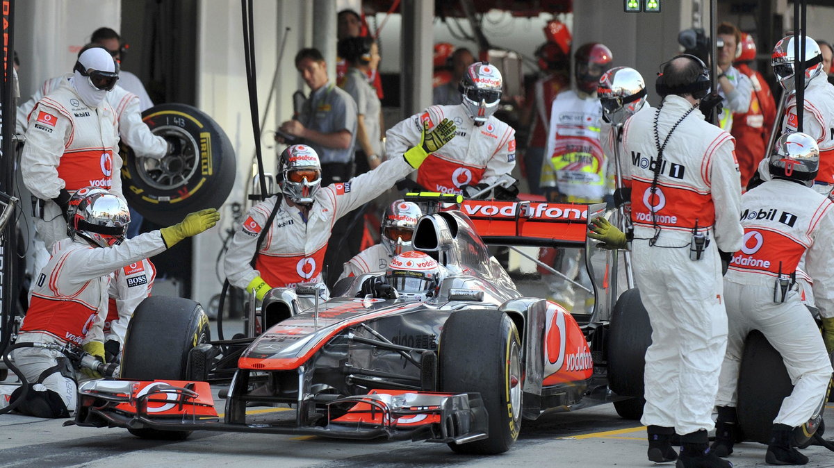 Jenson Button w otoczeniu mechaników z McLarena