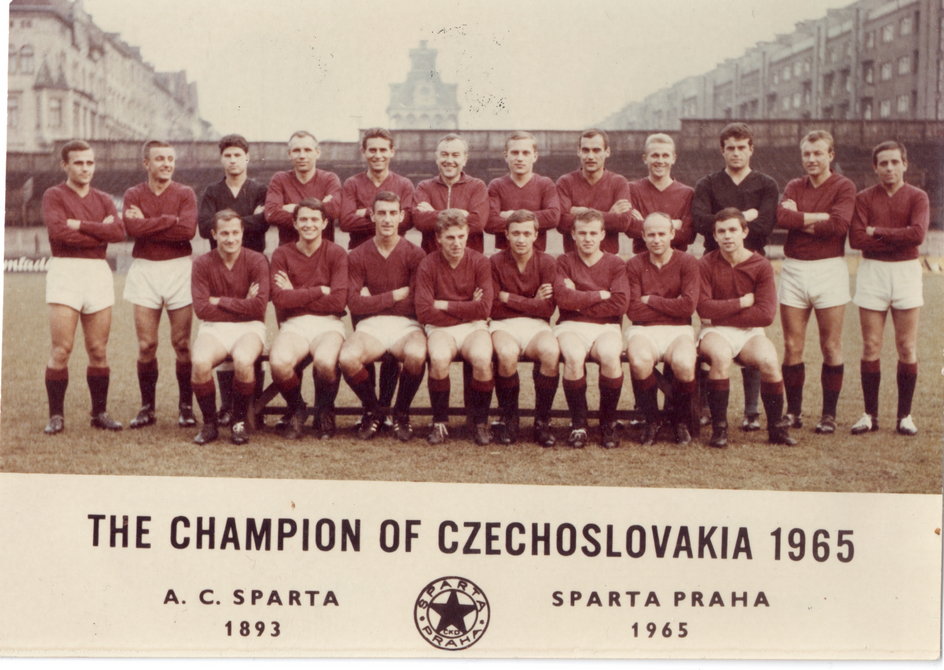 Mistrzowska Sparta Praga z 1965 roku. Tadeusz Kraus siedzi drugi od prawej