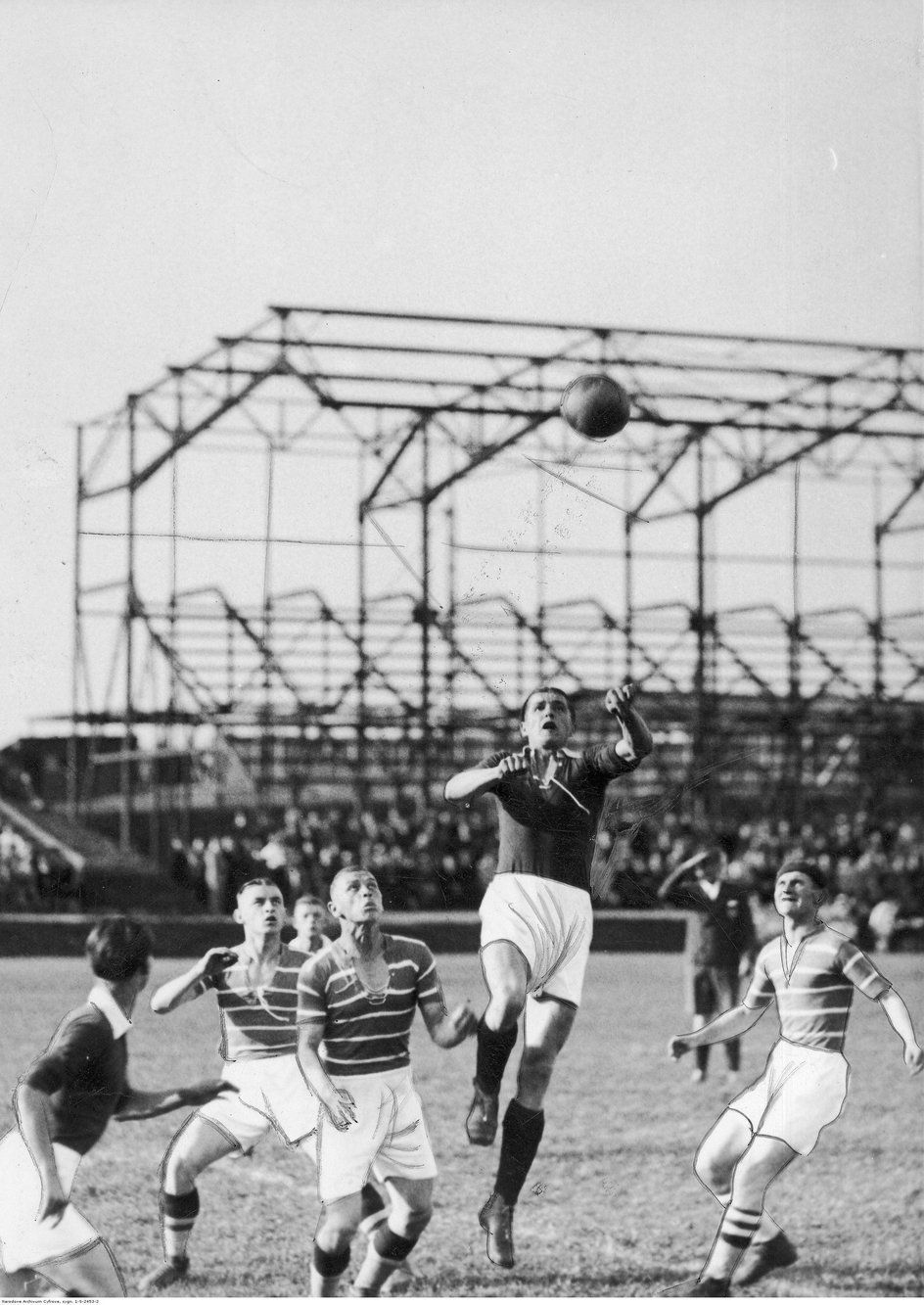 20 września 1936 roku na dopiero budowanym stadionie przy ul. Cichej pewny czwartego z rzędu mistrzostwa Ruch wygrał 2:1 z Dębem Katowice. Teodor Peterek (w wyskoku) strzelił gola już w 30. sekundzie meczu. Asystował Gerard Wodarz. Drugiego w 25. minucie dołożył Ernest Wilimowski po asyście... Wodarza. Legandarne trio Ruchu rozbiła wojna. Stadionowa trybuna stoi do dzisiaj.