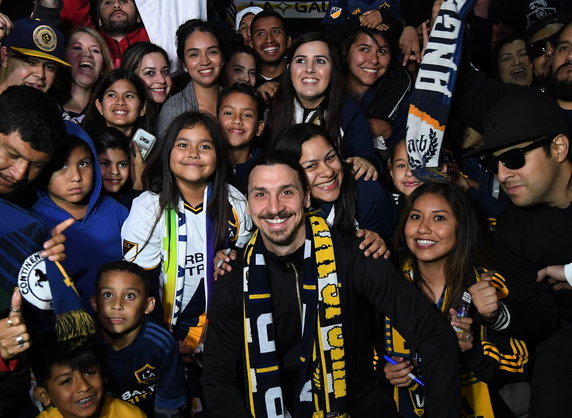 W nocy z czwartku na piątek Zlata Ibrahimovic wylądował na lotnisku w Los Angeles. Szweda przywitały tłumy. Napastnik chętnie pozował do zdjęć i rozdawał autografy. Jak opisuje "Daily Mail": "Był przywitany jak bohater".