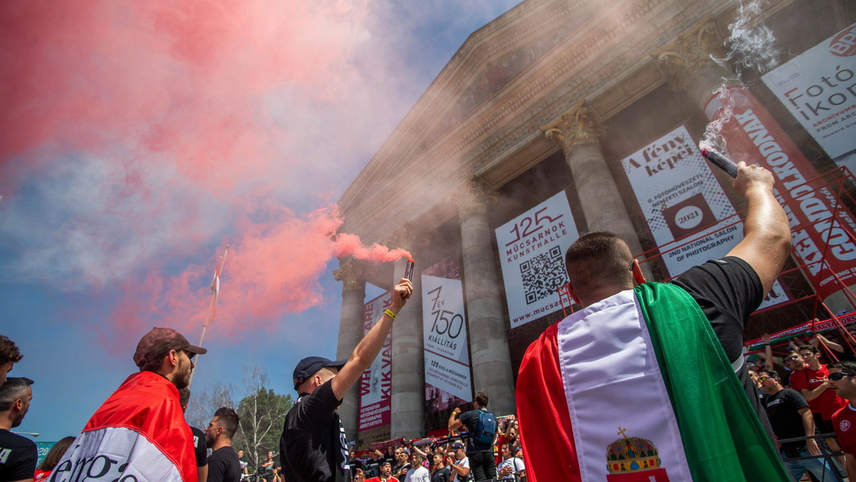 Węgierscy kibice przed stadionem im. Ferenca Puskasa w Budapeszcie