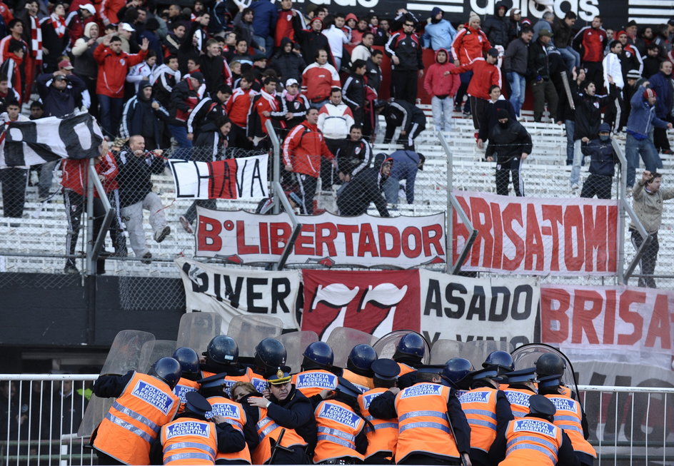 Zamieszki na stadionie podczas rywalizacji Belgrano z River Plate