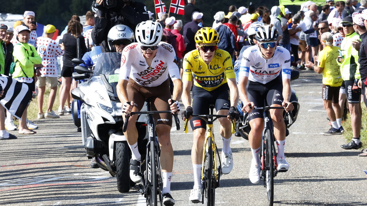 Jonas Vingegaard (w środku) i Tadej Pogacar (pierwszy z prawej) podczas 20. etapu Tour de France (22.07.2023 r.).