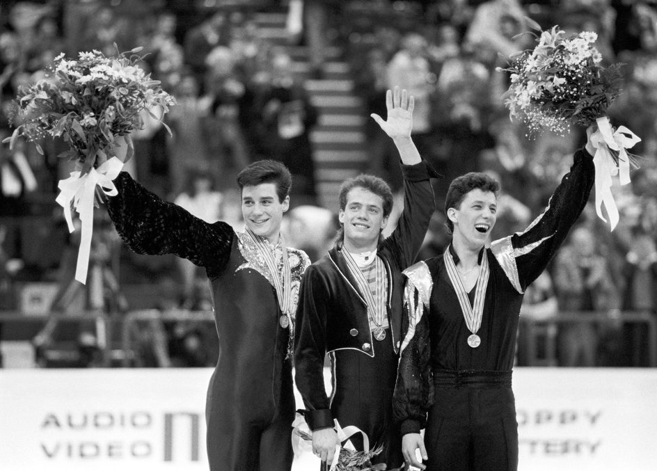 Od lewej: Christopher Bowman (USA) Kurt Browning (Canada) i Grzegorz Filipowski na podium MŚ w Paryżu w 1989 roku.