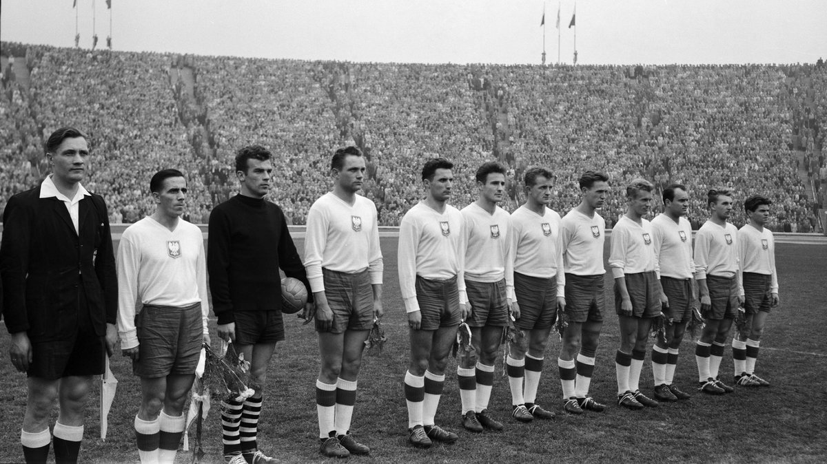 Skład reprezentacji Polski na mecz z Finlandią 3 listopada 1957. Stefan Florenski stoi piąty od prawej