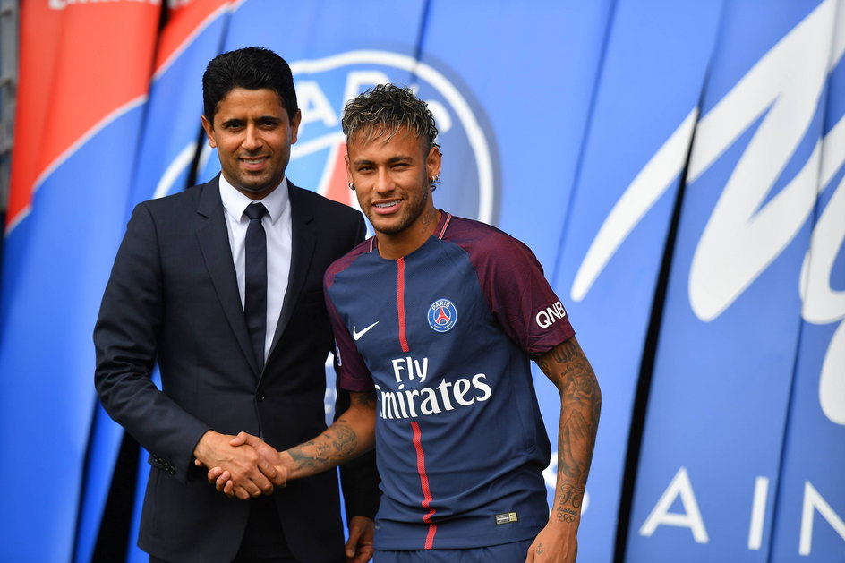 Nasser Al-Khelaifi i Neymar podczas prezentacji Brazylijczyka w PSG