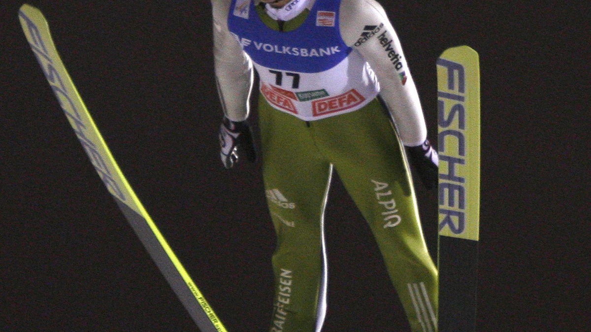 2009-11-27T160108Z_01_RCS10_RTRIDSP_3_SKIJUMP.jpg