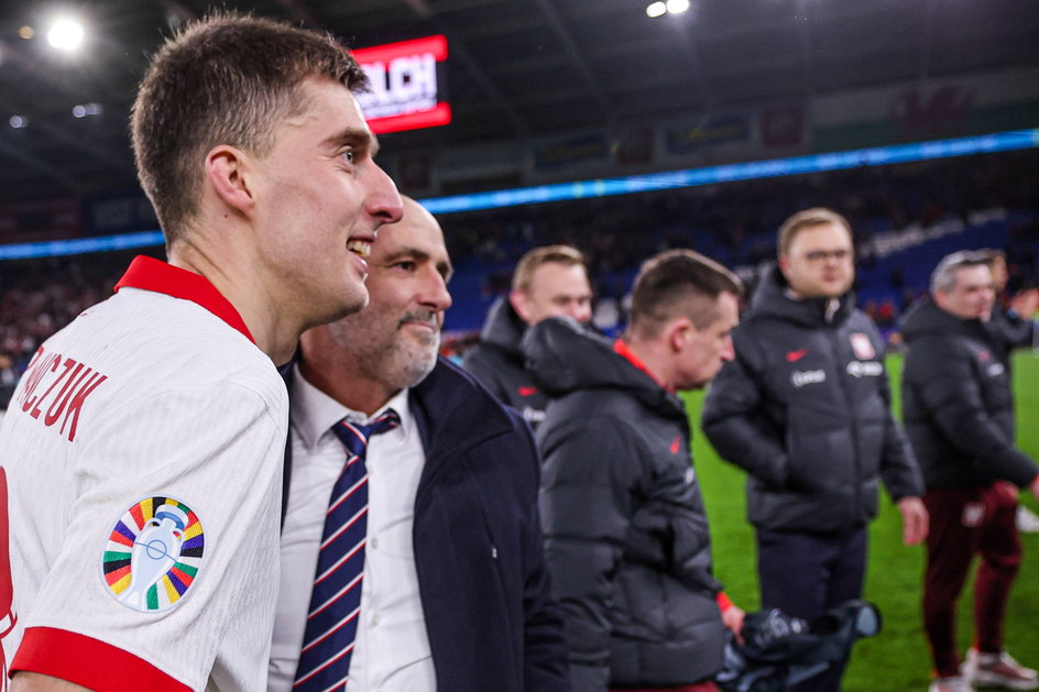 Taras Romanczuk i Michał Probierz po zwycięskim finale baraży o EURO 2024 w Cardiff