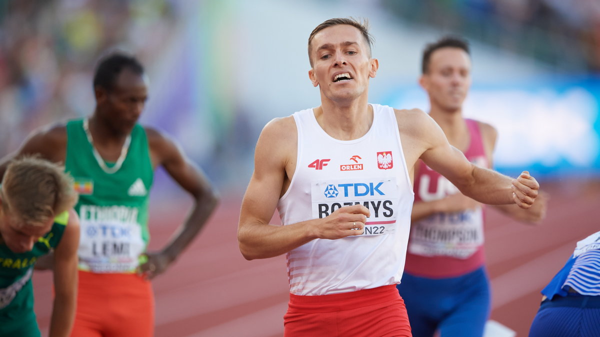 Michał Rozmys na mecie finału biegu na 1500 metrów w Eugene