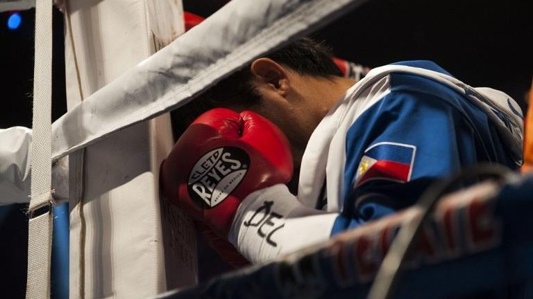 Manny Pacquiao modli się przed walką w narożniku 